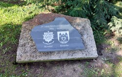 Granitplatte vor dem Freundschaftsbaum an der Jakobikirche