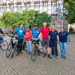 Ankunft auf dem Marktplatz in Rinteln Richard wurde auf seinen Weg von Hameln nach Rinteln begleitet von Hartmut, Helga, Bernhard, Ursula und Heike